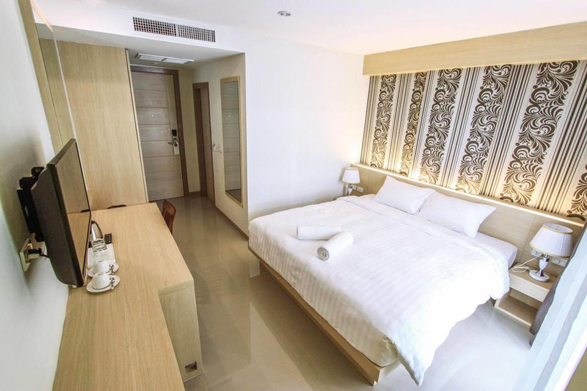 Ocean And Ole Patong Hotel Esterno foto