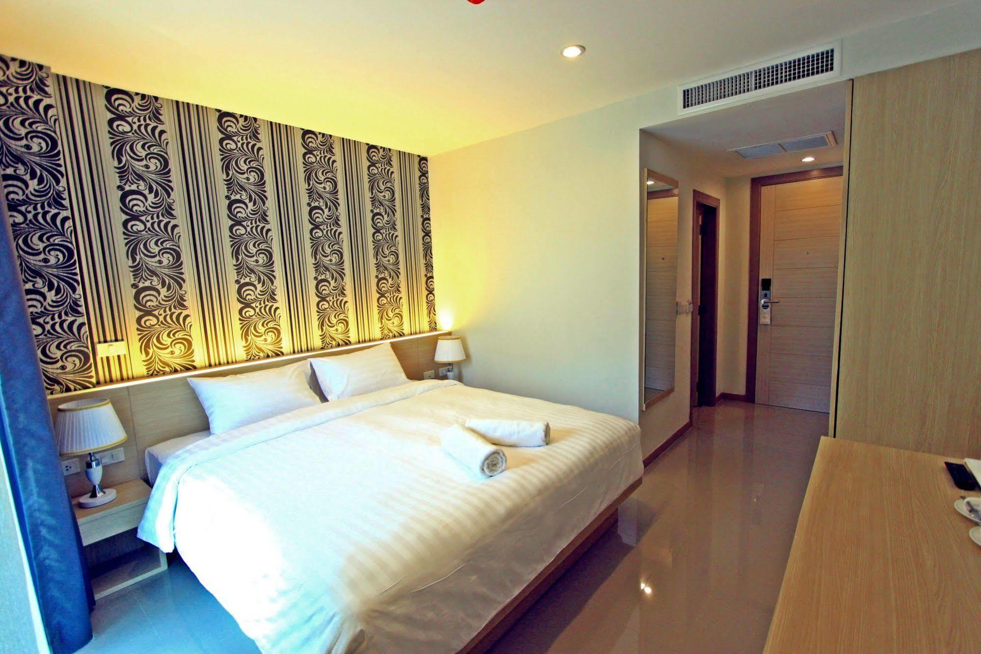 Ocean And Ole Patong Hotel Esterno foto